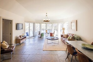 Fernseher, Stereoanlage, Arbeitsbereiche