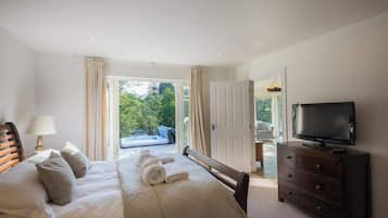 Iron/ironing board, travel cot, WiFi, bed sheets