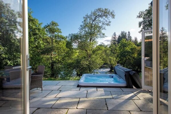 Unclassified image, 1 of 23, button