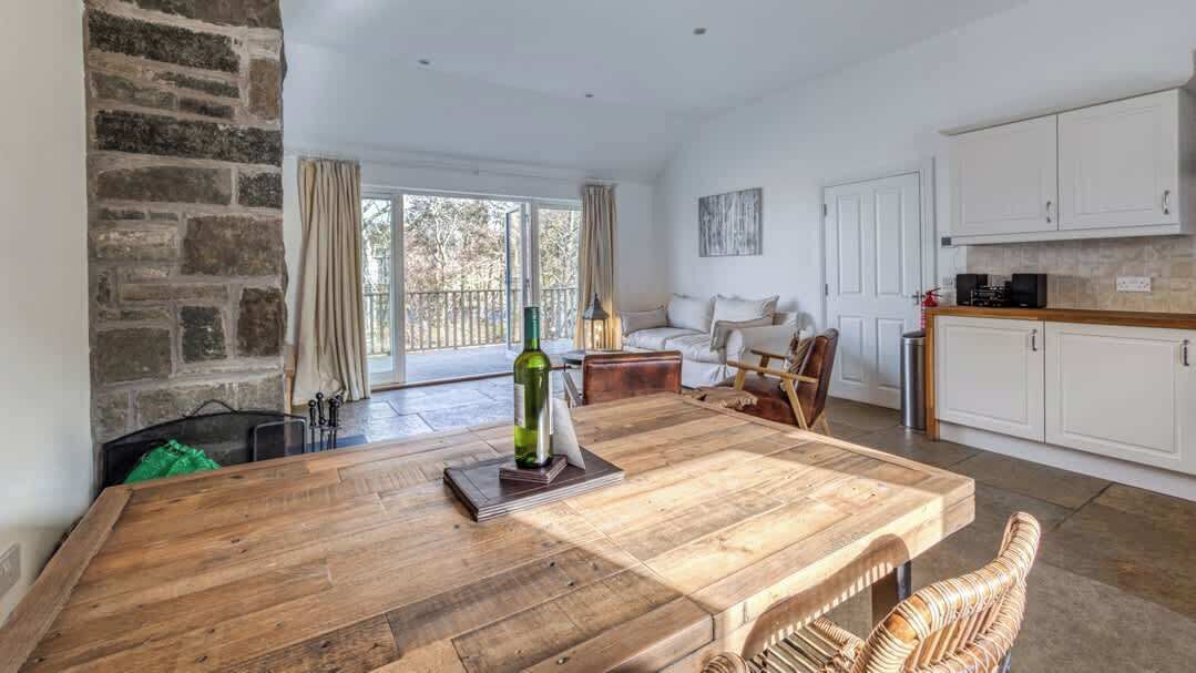 Una televisión, una chimenea, un reproductor estéreo, una oficina