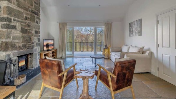 Tv, pejs, stereoanlæg, kontorer