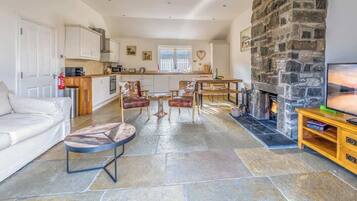 Una televisión, una chimenea, un reproductor estéreo, una oficina