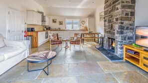 Una televisión, una chimenea, un reproductor estéreo, una oficina