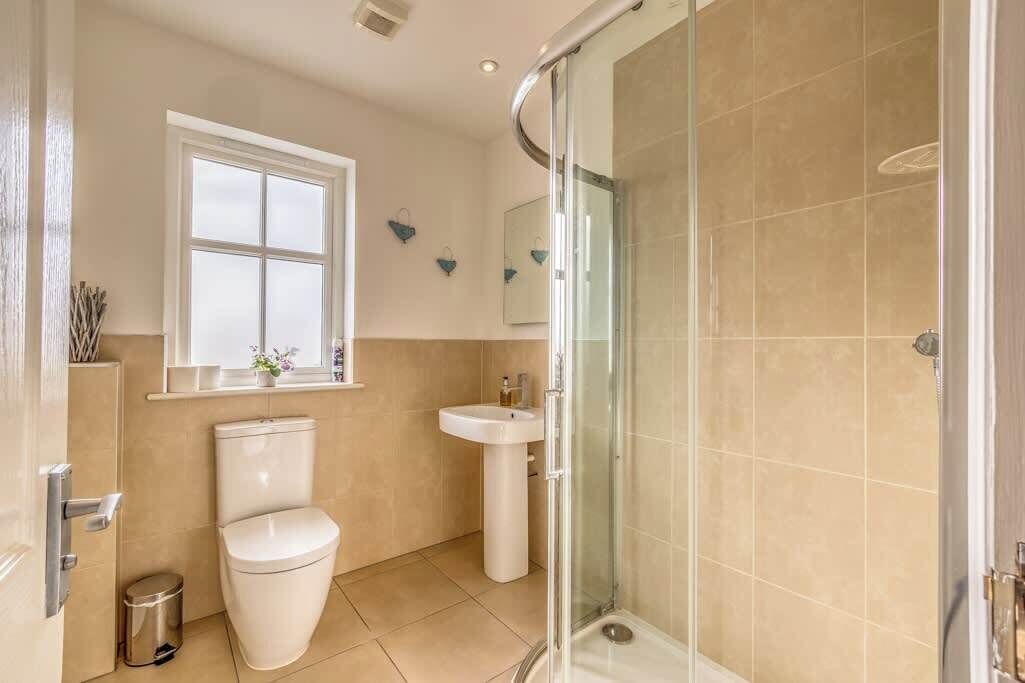 Ducha, secador de pelo y toallas