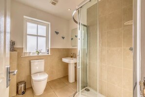 Ducha, secador de pelo y toallas