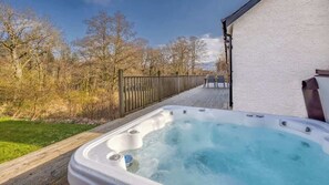 Outdoor spa tub - Ghillie's Cottage on the River Lochay (Killin)