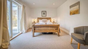 Tabla de planchar con plancha, cuna de viaje, wifi y ropa de cama