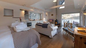 Iron/ironing board, WiFi, bed sheets - Osprey Boathouse on Loch Tay (Acharn)