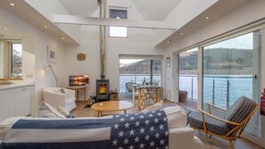 TV, fireplace, DVD player, stereo - Osprey Boathouse on Loch Tay (Acharn)