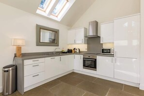 Fridge, microwave, oven, dishwasher - Beautiful river fronted house with private hot tub (Killin)