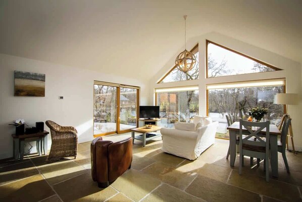 TV, stereo, offices - Beautiful river fronted house with private hot tub (Killin)