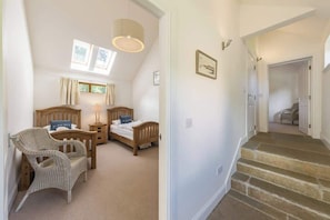 2 bedrooms, iron/ironing board, travel cot, WiFi - Beautiful river fronted house with private hot tub (Killin)