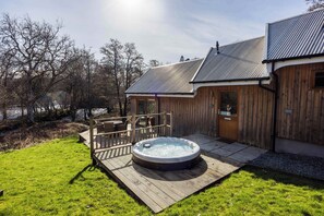 Terrace/patio - Beautiful river fronted house with private hot tub (Killin)
