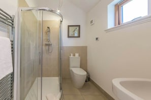 Shower, hair dryer, towels - Beautiful river fronted house with private hot tub (Killin)