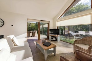 TV, stereo, offices - Beautiful river fronted house with private hot tub (Killin)