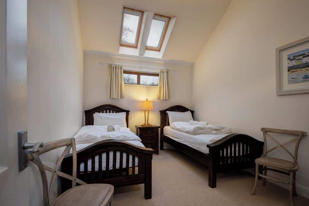 2 habitaciones, tabla de planchar con plancha, cuna de viaje y wifi 