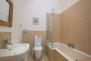 Douche, sèche-cheveux, serviettes fournies, shampoing