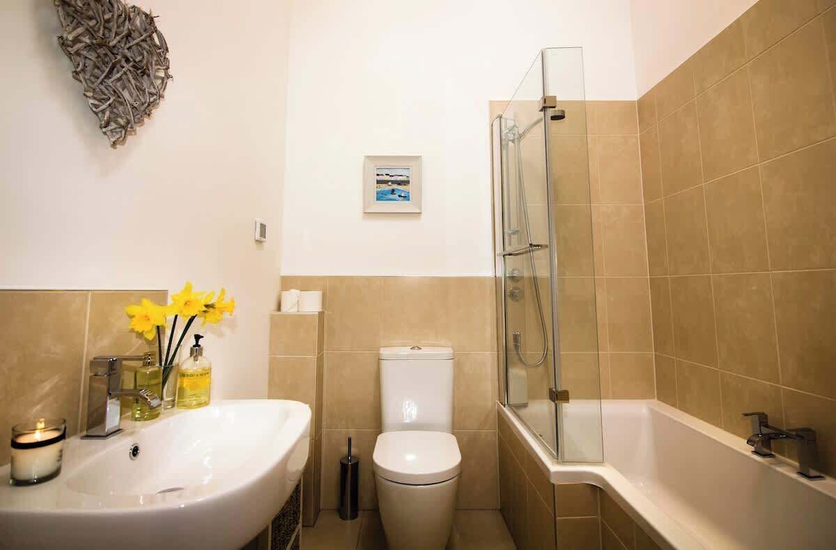 Regadera, secadora de cabello, toallas 