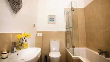 Regadera, secadora de cabello, toallas