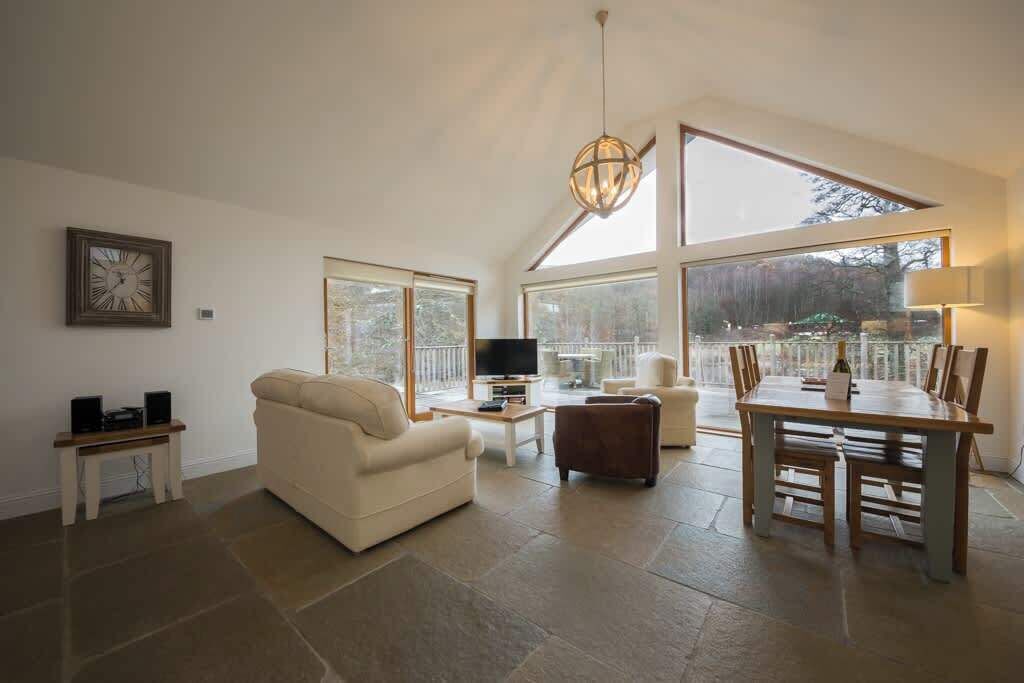 Een televisie, een stereo en een kantoor