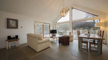 Een televisie, een stereo en een kantoor