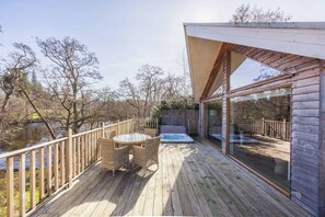 Outdoor dining - Riverbank- Glass-Fronted Riverside Stay -Hot Tub (Killin)
