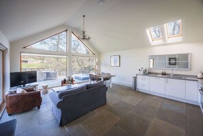 TV, DVD player - Riverbank- Glass-Fronted Riverside Stay -Hot Tub (Killin)