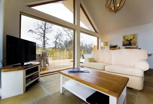 Riverbank- Glass-Fronted Riverside Stay + Hot Tub