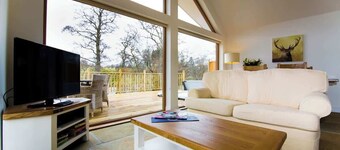 Riverbank- Glass-Fronted Riverside Stay + Hot Tub