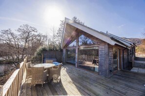 Outdoor dining - Riverbank- Glass-Fronted Riverside Stay -Hot Tub (Killin)
