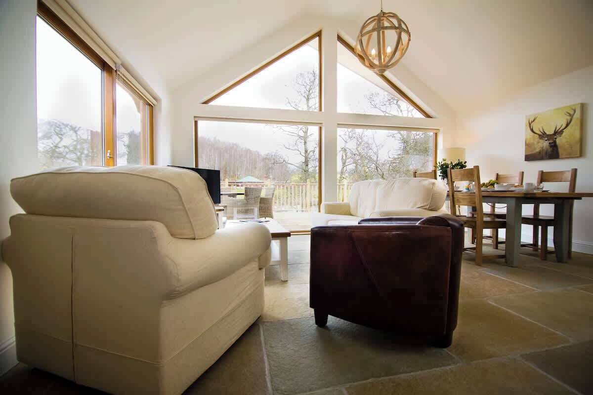 Télévision, chaîne hi-fi, espaces bureaux