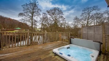 Tina de hidromasaje al aire libre