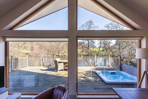 Riverbank- Glass-Fronted Riverside Stay + Hot Tub