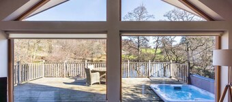 Riverbank- Glass-Fronted Riverside Stay + Hot Tub