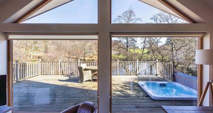 Riverbank- Glass-Fronted Riverside Stay + Hot Tub