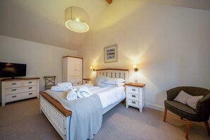 2 bedrooms, iron/ironing board, travel cot, WiFi - Riverbank- Glass-Fronted Riverside Stay + Hot Tub (Killin)