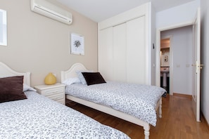 2 bedrooms, iron/ironing board, WiFi, bed sheets - Araganzuela 4B Apartment (Madr)