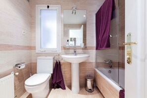 Hair dryer, bidet, towels, toilet paper - Araganzuela 4B Apartment (Madr)
