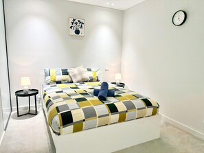 1 bedroom, WiFi, bed sheets - Lake view 1bed with car parking walk to westfield (Belconnen)
