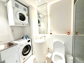Hair dryer, towels, soap, toilet paper - Lake view 1bed with car parking walk to westfield (Belconnen)