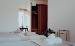 4 bedrooms, free WiFi, bed sheets - Home relaxation and yoga (Atouguia da Baleia)