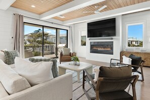 Smart TV, fireplace - Happy SOL | 30A | Built 2024 | Golf Cart (Santa Rosa Beach)