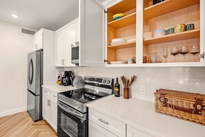 Private kitchen - 2-bedroom pied de terre in PVD's Fox Point (Providence)