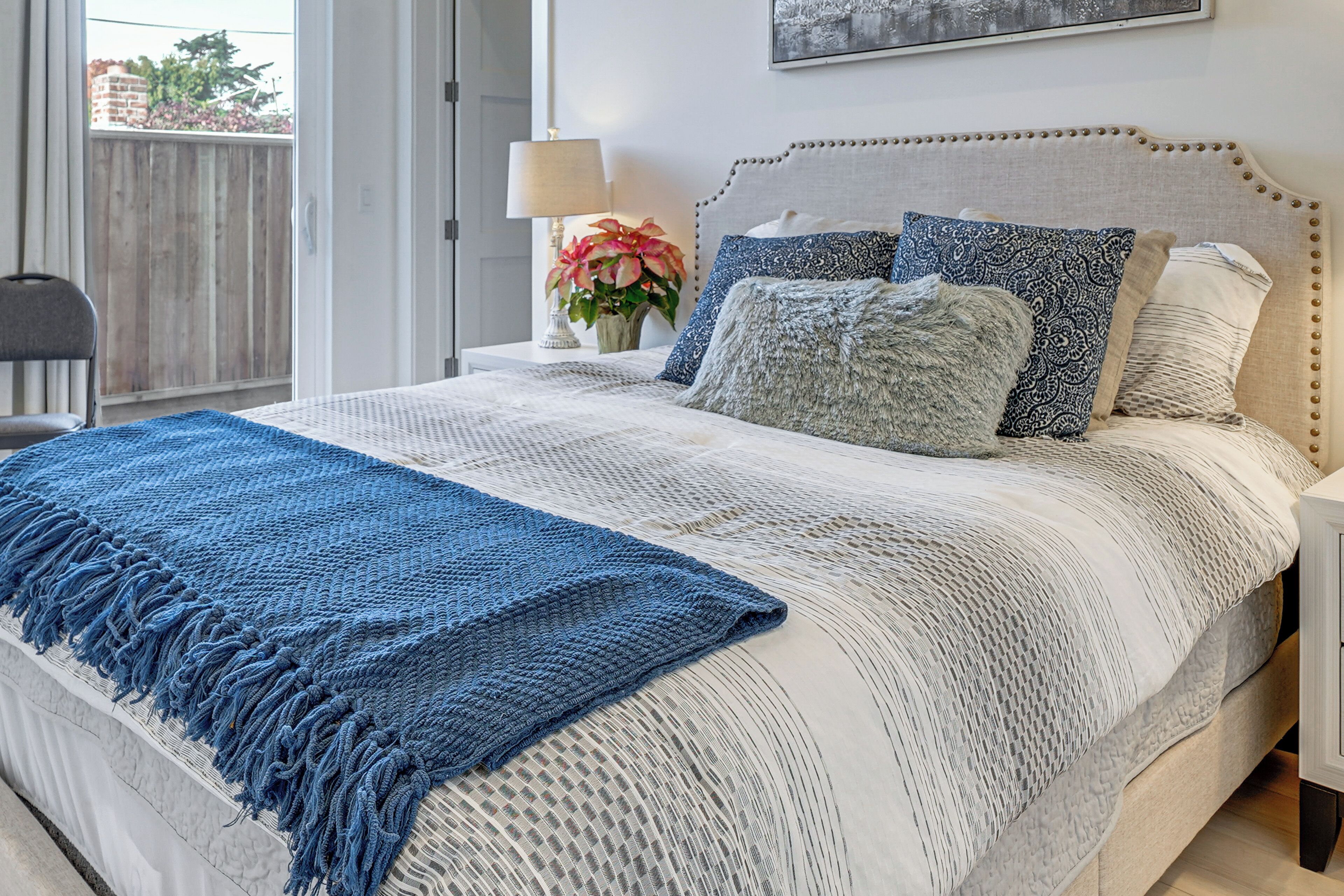 Bureau, fer et planche à repasser, accès Internet, draps fournis