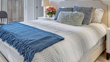 Bureau, fer et planche Ă repasser, accĂšs Internet, draps fournis