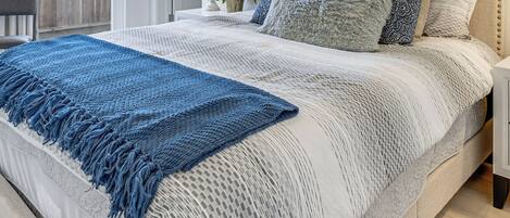 Desk, iron/ironing board, Internet, bed sheets