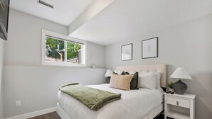 Escritorio, wifi y ropa de cama 