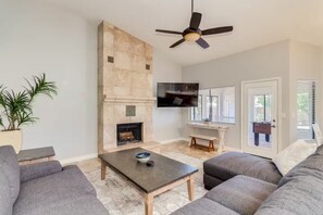 Living area - Stay & Play in North Scottsdale (Scottsdale)