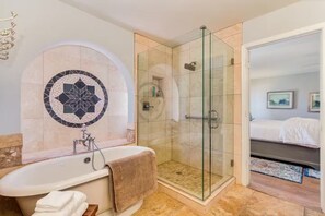 Towels, soap, toilet paper - Stay & Play in North Scottsdale (Scottsdale)
