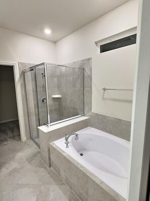 Basic Villa | Bathroom - Luxury 5BR Home w/ Pool, Cinema & Game Room (Clermont)